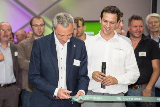 Marc Lambotte, CEO van Agoria (links) feliciteert Tom Coen, CEO van Octinion (rechts)